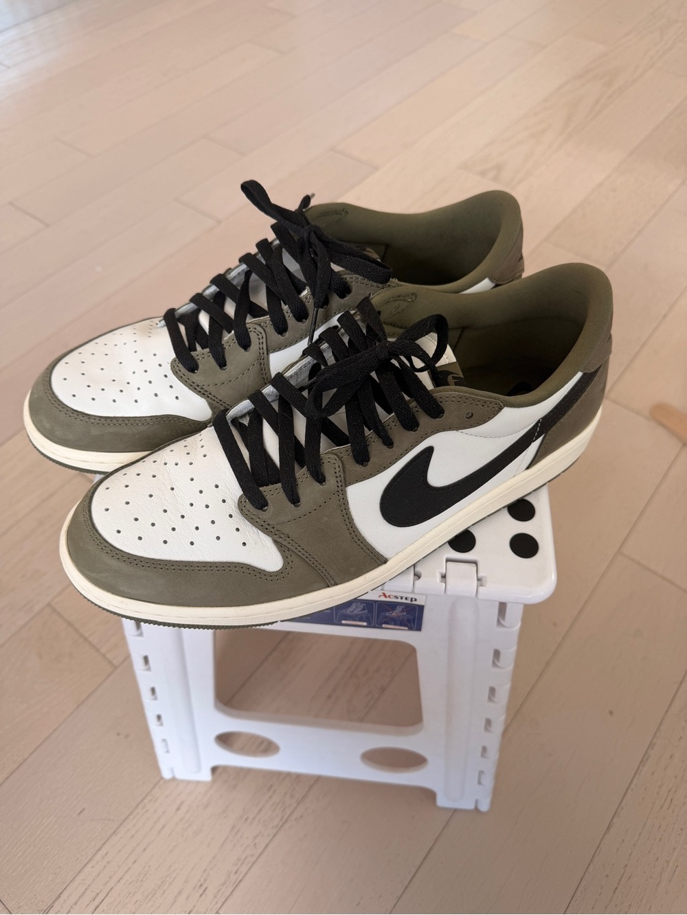 Nike Low-Top Sneakers — White, Olive & Black